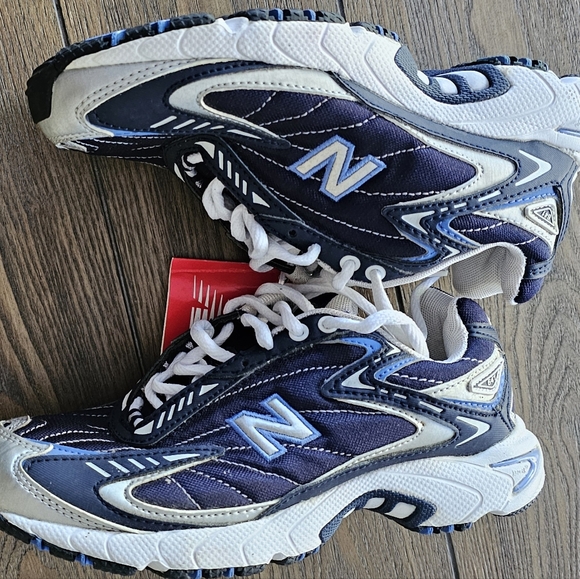 New  new balance size 5 youth - Picture 4 of 11